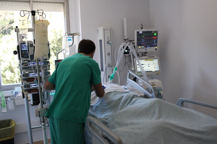 Un dels professionals atenent un dels primers pacients de la nova Reanimació