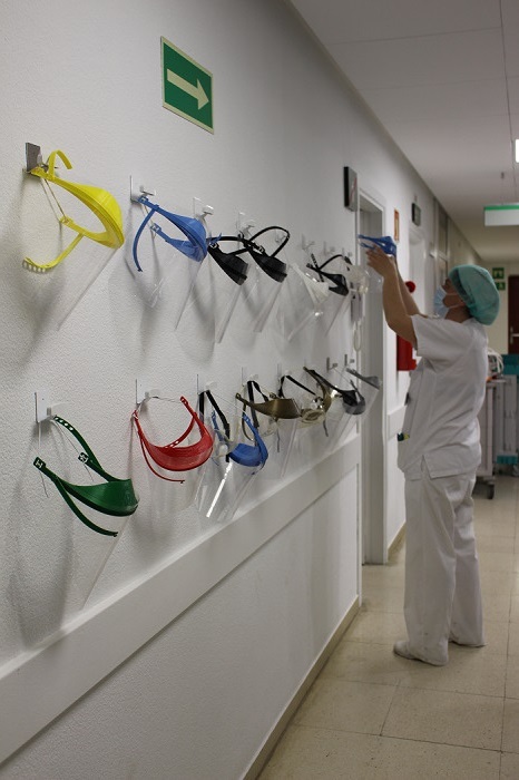 Els coronavirus makers han fet centenars de pantalles en 3D pels professionals del Trueta,del Santa Caterina i de l'Atenció primària