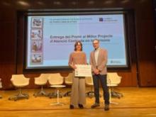 El Dr. Pérez, gerent de l'ICS, lliurant el premi a la Dra. Albiol.